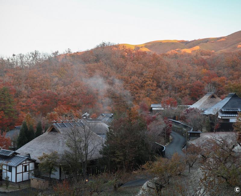 Miyama Sanso (Kurokawa Onsen), vue sur les toits de chaume et la vallée en automne