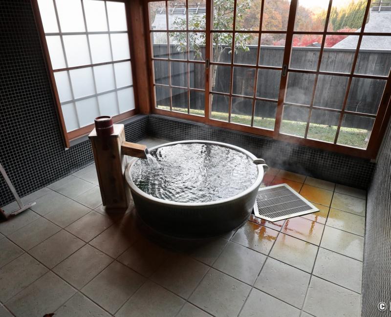 Miyama Sanso (Kurokawa Onsen), bain privé en intérieur le matin