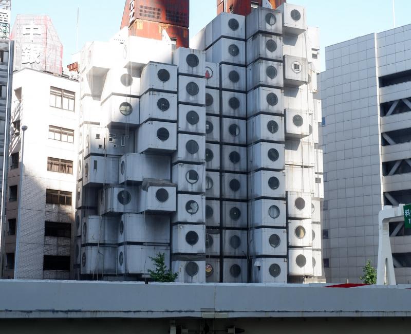 Nakagin Capsule Tower (Tokyo), vue sur l'immeuble en 2021 avant le démantèlement