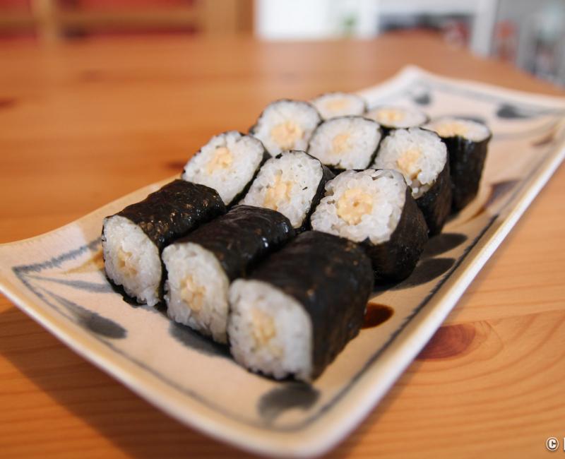 Maki au natto servis dans une assiette japonaise Maki au natto servis dans une assiette japonaise