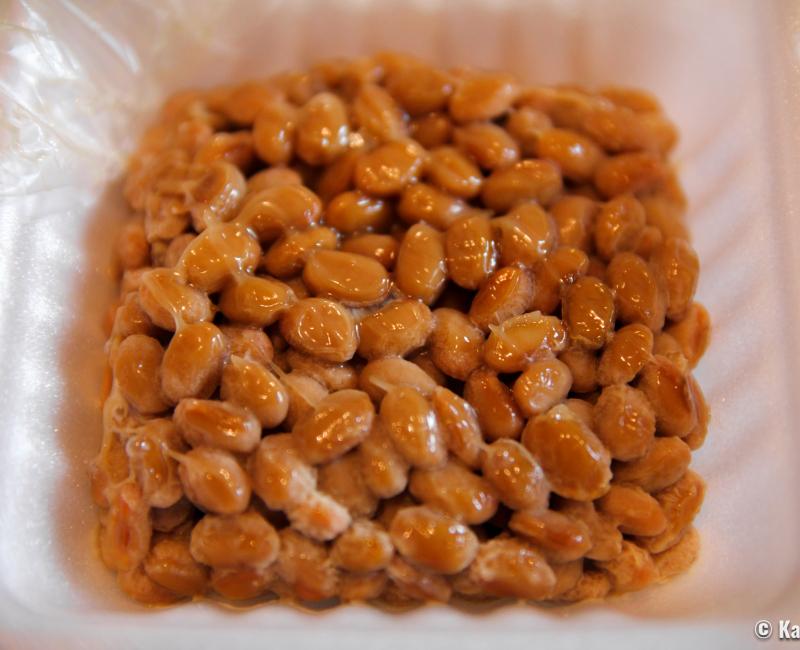 Natto non mélangé dans une barquette Natto non mélangé dans une barquette