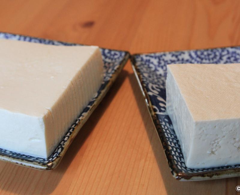 Tofu soyeux (à gauche) et tofu ferme (à droite) dans une assiette
