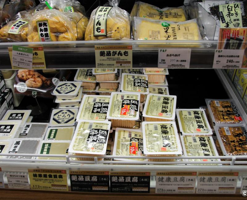 Rayon de tofu dans un magasin bio à Tokyo
