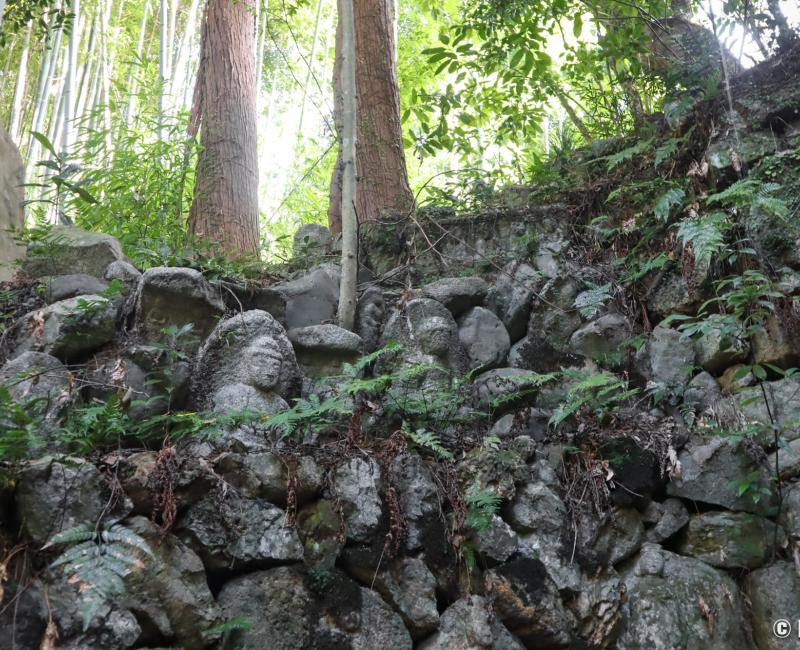 Choraku-ji (Kyoto), cascade avec divinités bouddhistes gravées dans la pierre 2 Choraku-ji (Kyoto), cascade avec divinités bouddhistes gravées dans la pierre 2