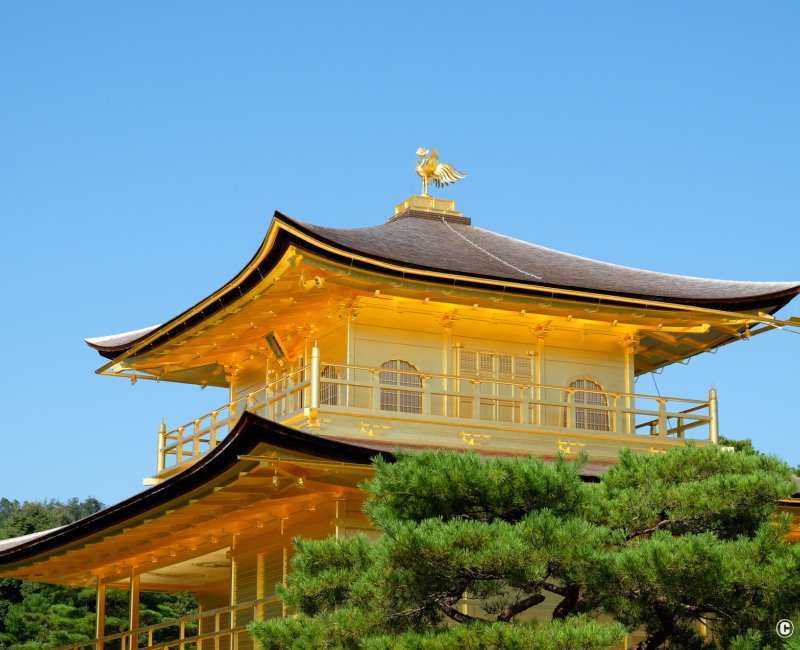 Kinkaku-ji (Kyoto), toit doré du Pavillon d'Or en octobre 2021 (après rénovation) Kinkaku-ji (Kyoto), toit doré du Pavillon d'Or en octobre 2021 (après rénovation)