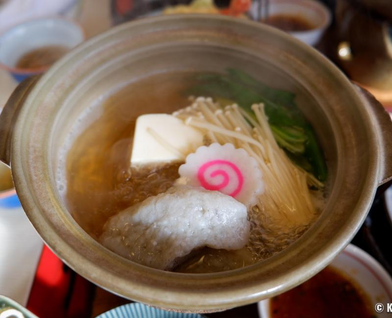 Narutomaki (Kamaboko) dans une fondue japonaise Nabe