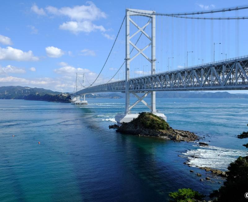 Tourbillons de Naruto, pont Onaruto-kyo dans le détroit de Naruto Tourbillons de Naruto, pont Onaruto-kyo dans le détroit de Naruto