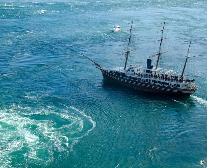 Tourbillons de Naruto, bateau de tourisme qui s'approche d'un tourbillon Tourbillons de Naruto, bateau de tourisme qui s'approche d'un tourbillon