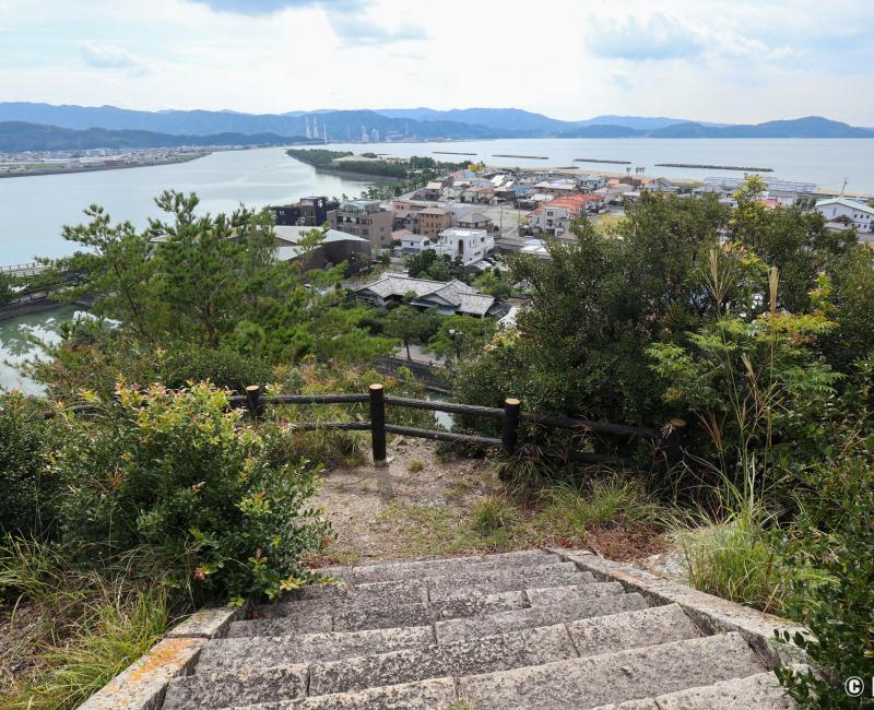 Tamatsushima-jinja (Wakayama), vue sur la baie de Wakanoura depuis le mont Tengu Tamatsushima-jinja (Wakayama), vue sur la baie de Wakanoura depuis le mont Tengu