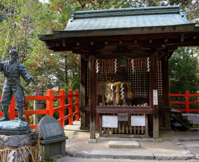 Shisen-do (Kyoto), pavillon avec tronc du pin Sagarimatsu et statue de Miyamoto Musashi Shisen-do (Kyoto), pavillon avec tronc du pin Sagarimatsu et statue de Miyamoto Musashi