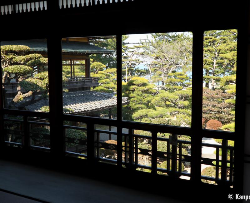 Hinjitsukan (Ise), vue sur le jardin japonais et la baie d'Ise depuis le 2e étage Hinjitsukan (Ise), vue sur le jardin japonais et la baie d'Ise depuis le 2e étage