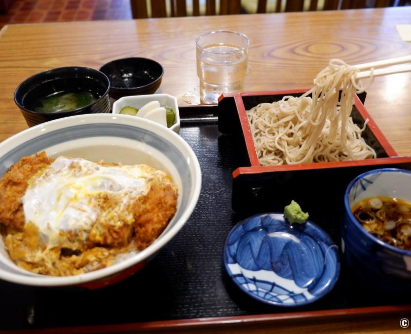 Menu japonais avec nouilles Zaru-soba froides et bol de riz au porc Tonkatsu à Kamakura Menu japonais avec nouilles Zaru-soba froides et bol de riz au porc Tonkatsu à Kamakura