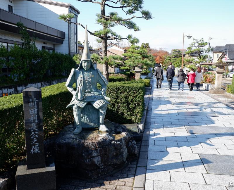 Zuiryu-ji (Takaoka), statue de Maeda Toshinaga sur le chemin vers le temple