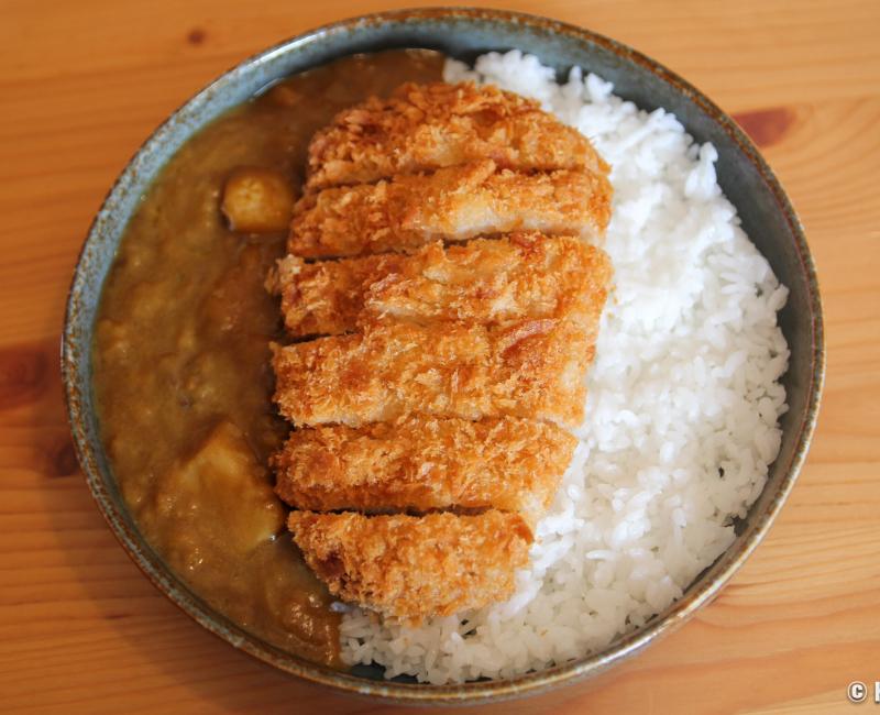 Katsu-kare, assiette de riz au curry japonais avec porc pané tonkatsu