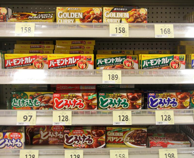 Rayons de supermarché de curry japonais