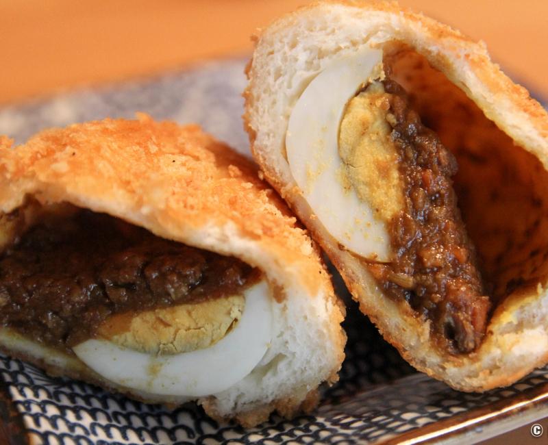 Kare-pan, pains au curry japonais avec un œuf