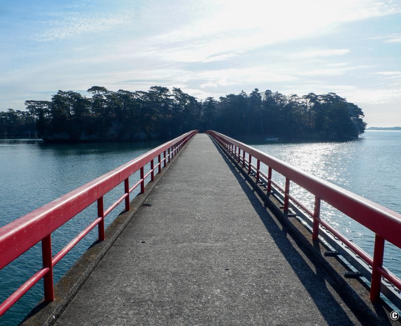 Matsushima, pont rouge Fukuura-bashi pour accéder à l'île Fukuurajima Matsushima, pont rouge Fukuura-bashi pour accéder à l'île Fukuurajima