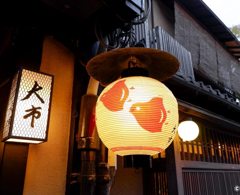 Pontocho (Kyoto), lanterne avec Chidori (pluvier) aux couleurs du quartier de Geiko 2