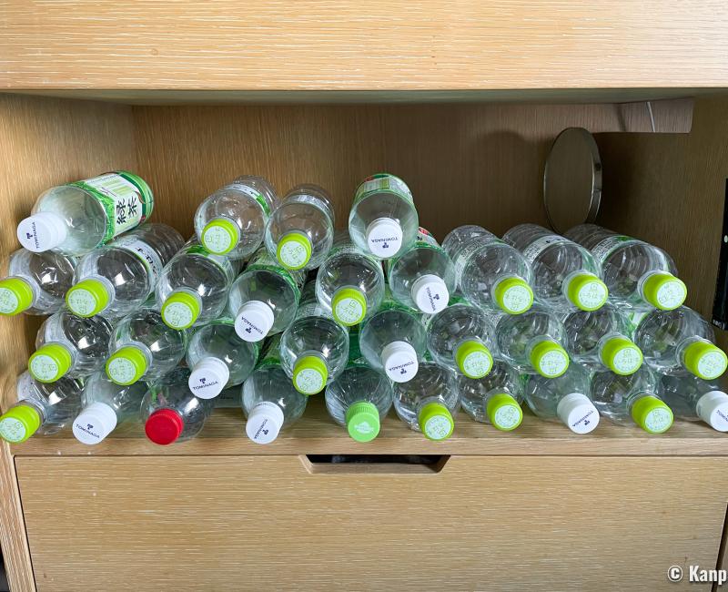 Quarantaine au Japon en période de Coronavirus, petites bouteilles d'eau empilées Quarantaine au Japon en période de Coronavirus, petites bouteilles d'eau empilées