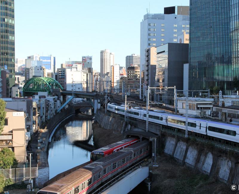 Gare d'Ochanomizu (Tokyo), spot de trains au pont Hijiri-bashi et lieu du film Suzume