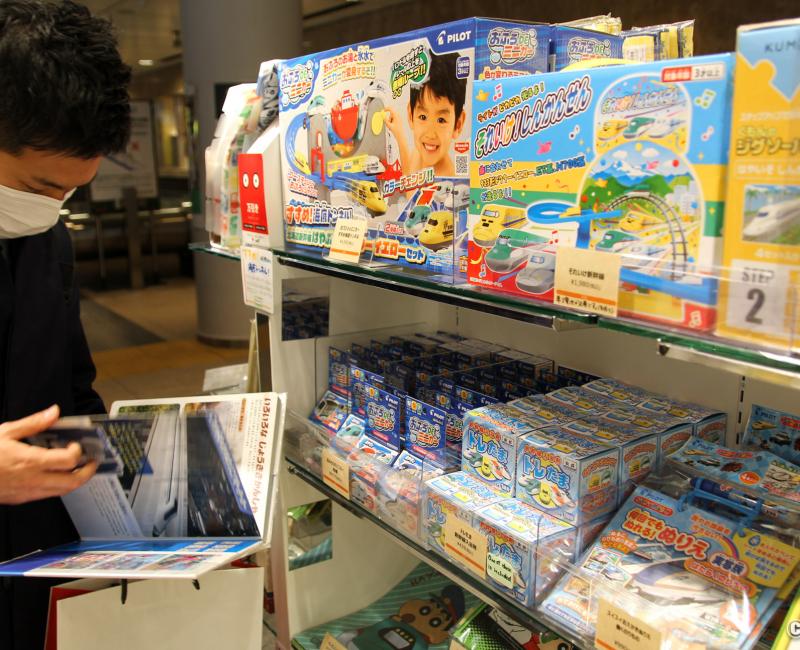 Gare de Tokyo, boutique Trainiart dédiée à l'univers ferroviaire