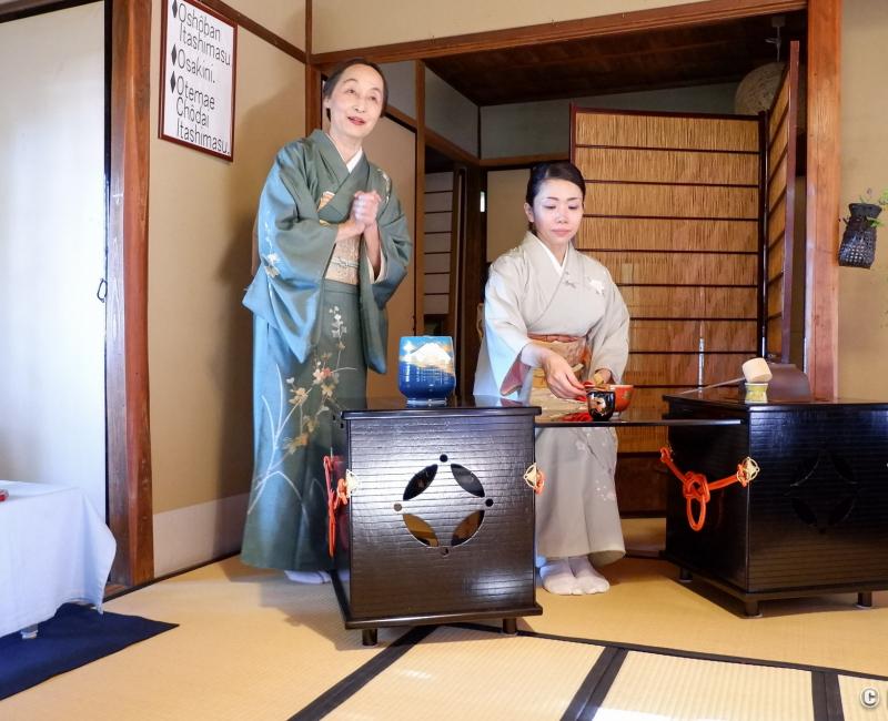 Gyokusen-en (Kanazawa), Madame Nishida en maîtresse de cérémonie du thé Gyokusen-en (Kanazawa), Madame Nishida en maîtresse de cérémonie du thé