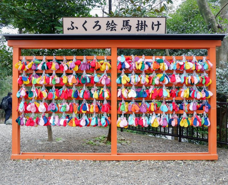 Hikawa-jinja (Saitama), présentoir à amulettes Omamori Hikawa-jinja (Saitama), présentoir à amulettes Omamori
