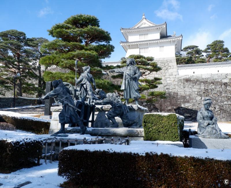 Nihonmatsu (Fukushima), statue Nihonmatsu Shonentai devant une partie du château restaurée Nihonmatsu (Fukushima), statue Nihonmatsu Shonentai devant une partie du château restaurée