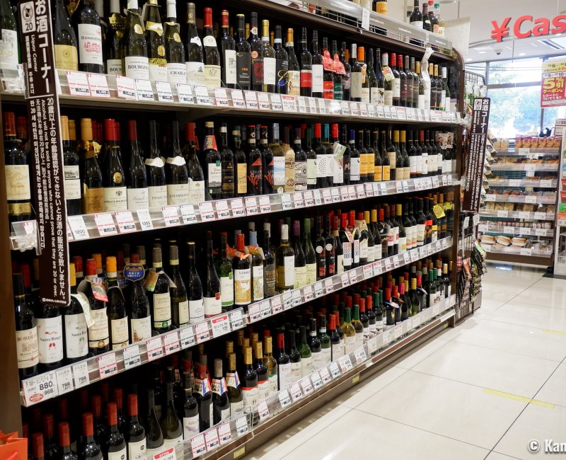 Supermarché à Oji (Tokyo), rayon de vins français