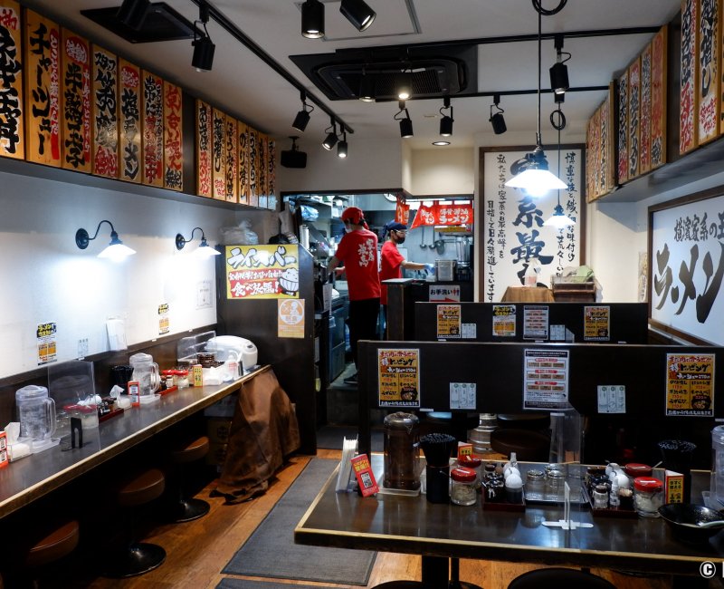 Ichikakuya (Akihabara, Tokyo), salle et cuisine du restaurant de Ramen