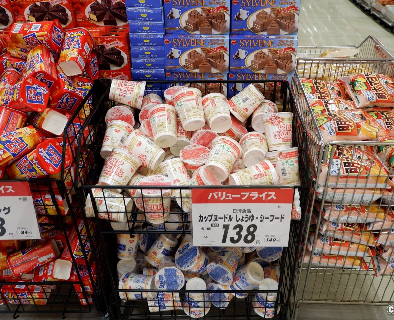 Rayons de Ramen instantanés au supermarché japonais 3