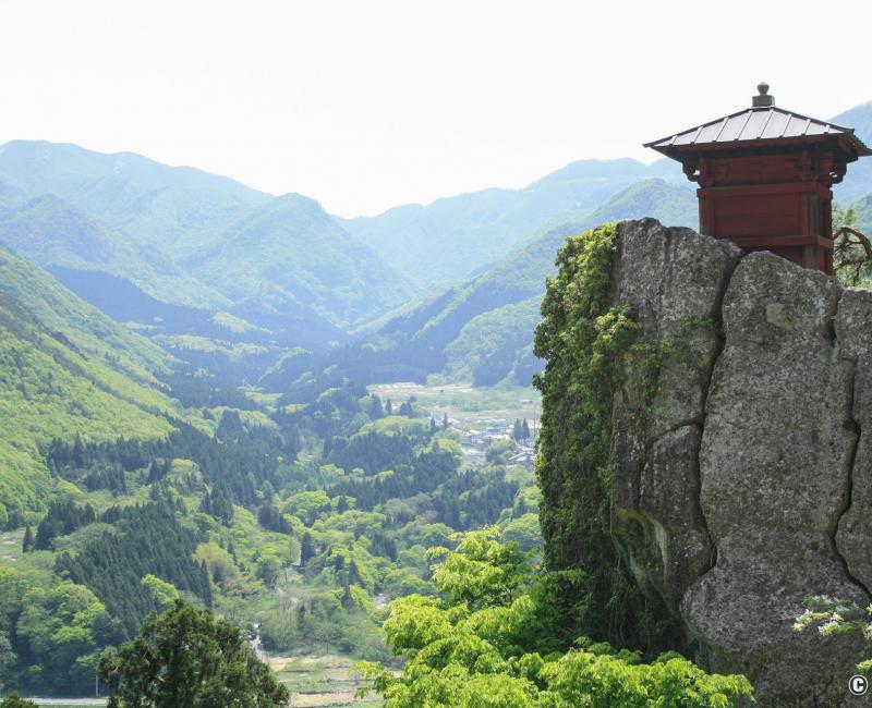 Yamadera, petit pavillon rouge Nokyodo à côté du Kaisando Yamadera, petit pavillon rouge Nokyodo à côté du Kaisando