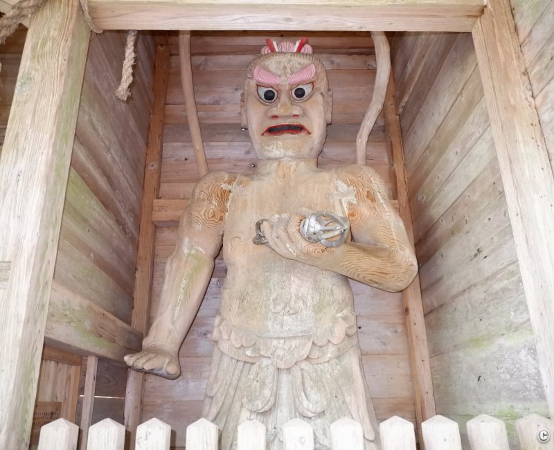 Kinpo-jinja (Akita), sculpture en bois d'un gardien Nio dans la porte Nio-mon