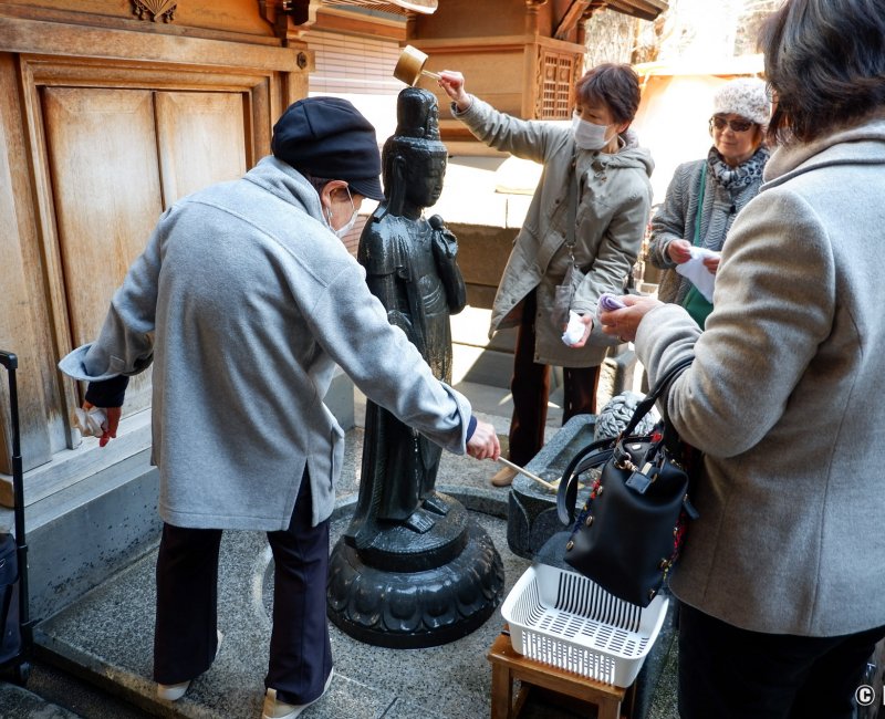 Sugamo (Tokyo), fidèles autour de la statue de Arai Kannon dans le temple Kogan-ji