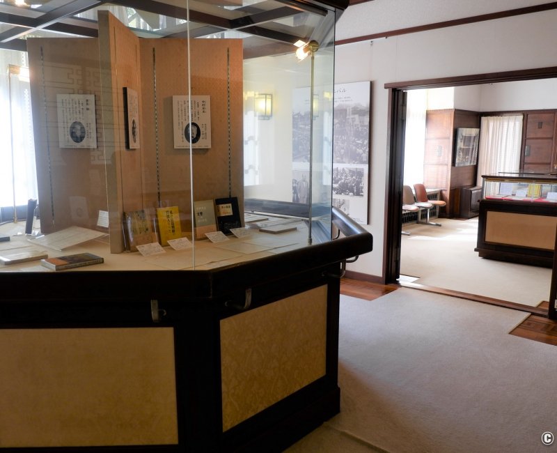 Musée de la littérature de Kamakura, salle d'exposition en intérieur Musée de la littérature de Kamakura, salle d'exposition en intérieur