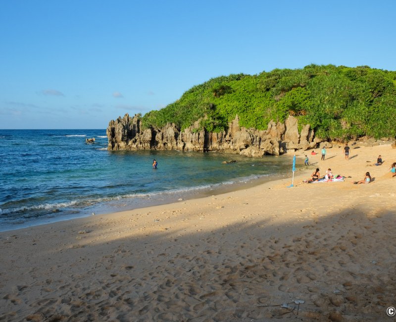 Okinawa Honto, plage sur l'île Kori-jima Okinawa Honto, plage sur l'île Kori-jima