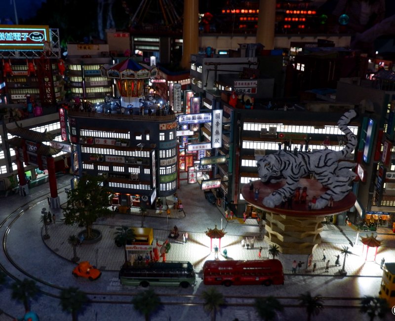 Small Worlds Tokyo (Odaiba), village imaginaire d'inspiration asiatique en miniature Small Worlds Tokyo (Odaiba), village imaginaire d'inspiration asiatique en miniature