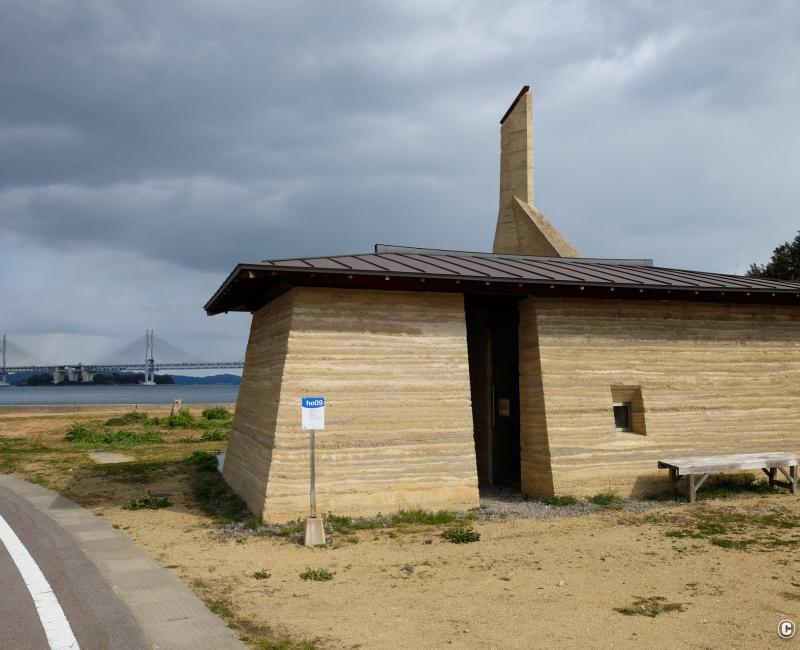 Triennale de Setouchi, île Honjima, pont de Seto et œuvre Zenkonyu x Tamping Earth de Tadashi Saito