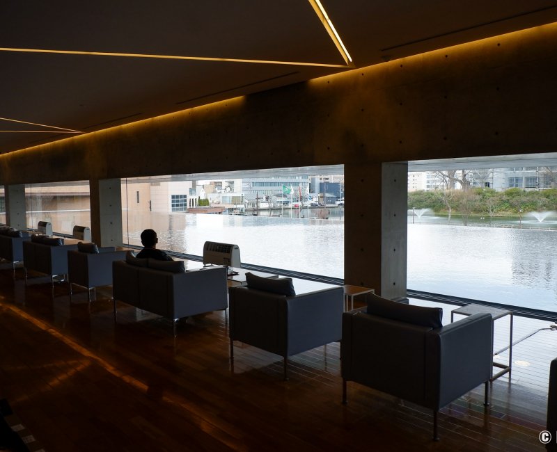 Akita, salon du Musée d'art d'Akita face au parc Senshu Akita, salon du Musée d'art d'Akita face au parc Senshu