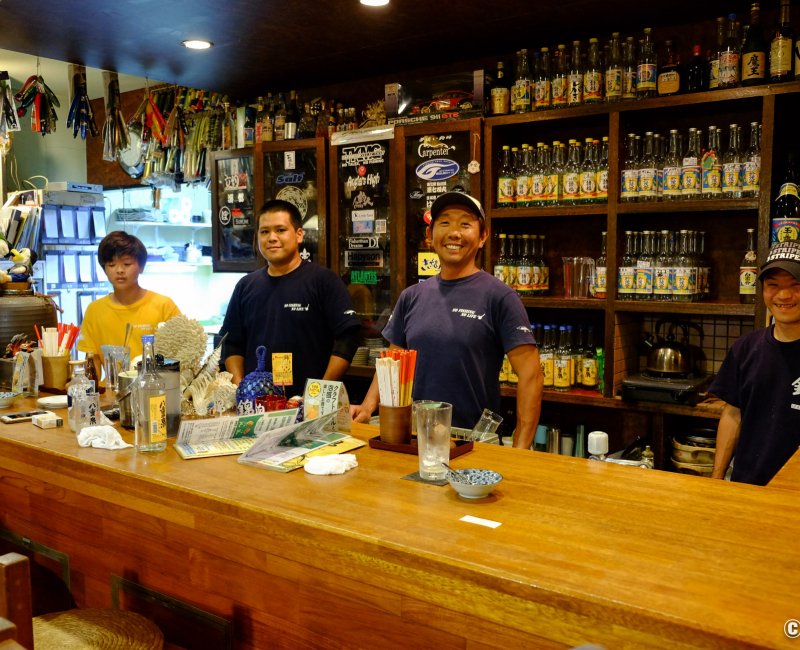 Izakaya Nishiki (Ishigaki), gérant et personnel de l'établissement au comptoir