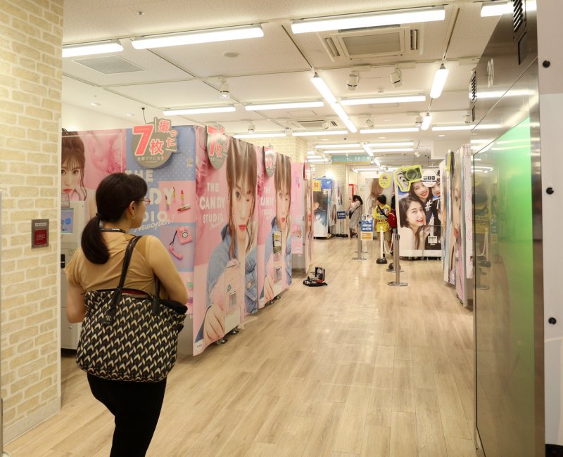 Salle dédiée aux photomatons Purikura à Shibuya (Tokyo) Salle dédiée aux photomatons Purikura à Shibuya (Tokyo)