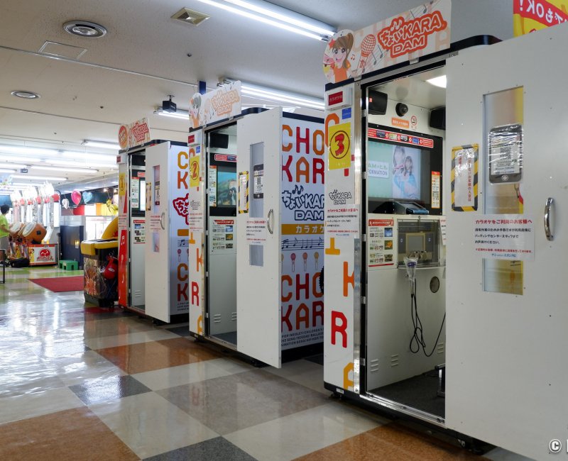 Minibox de Karaoke dans une salle d'arcade (Game Center) à Tokyo Minibox de Karaoke dans une salle d'arcade (Game Center) à Tokyo