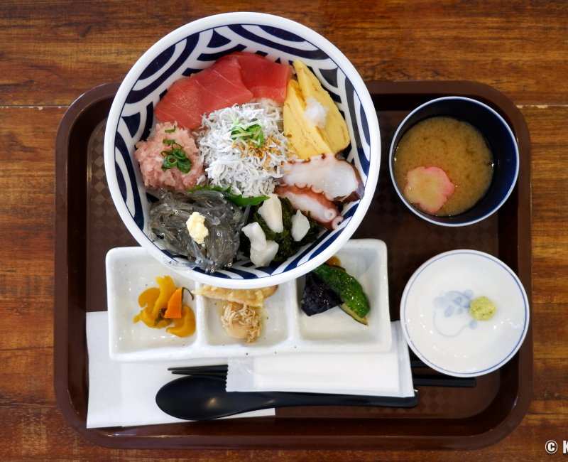 Hase Shokudo (Kamakura), menu Donburi Shirasu et Sashimi de poissons et crustacés du Shonan Hase Shokudo (Kamakura), menu Donburi Shirasu et Sashimi de poissons et crustacés du Shonan
