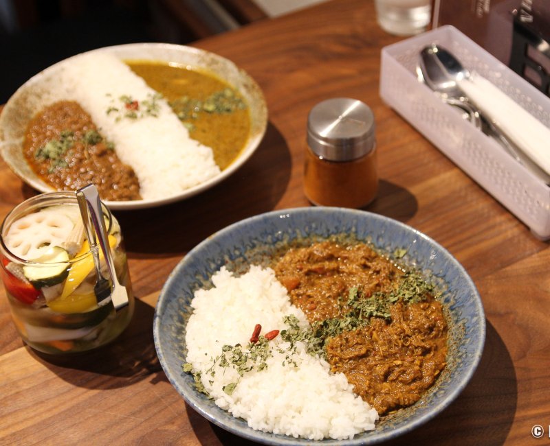 Spice Curry Shinkai (Toranomon, Tokyo), assiettes de curry et condiments vinaigrés (pickles)