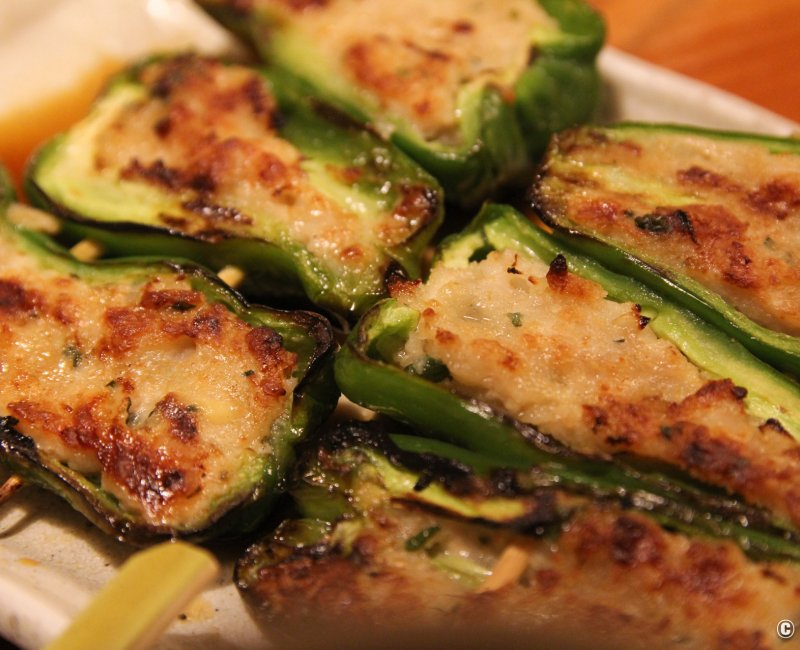 Torikizoku Shinjuku Kuyakusho-dori (Tokyo), brochettes de poivrons farcis au poulet Torikizoku Shinjuku Kuyakusho-dori (Tokyo), brochettes de poivrons farcis au poulet