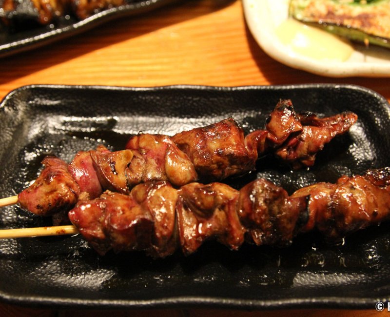 Torikizoku Shinjuku Kuyakusho-dori (Tokyo), brochettes de foie de poulet sauce Tare Torikizoku Shinjuku Kuyakusho-dori (Tokyo), brochettes de foie de poulet sauce Tare