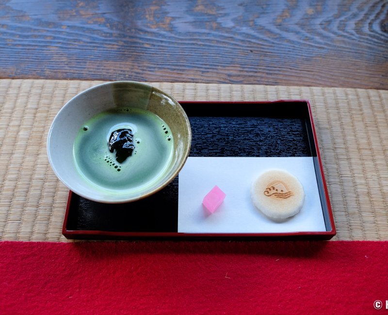 Parc Yusentei (Fukuoka), dégustation de thé Matcha froid et pâtisseries en été Parc Yusentei (Fukuoka), dégustation de thé Matcha froid et pâtisseries en été