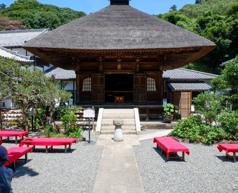 Engaku-ji (Kamakura), pavillon Kaikibyo et bancs pour le thé Engaku-ji (Kamakura), pavillon Kaikibyo et bancs pour le thé