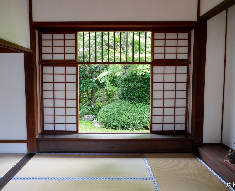 Genko-an (Kyoto), fenêtre carrée avec vue sur les érables verts en été 