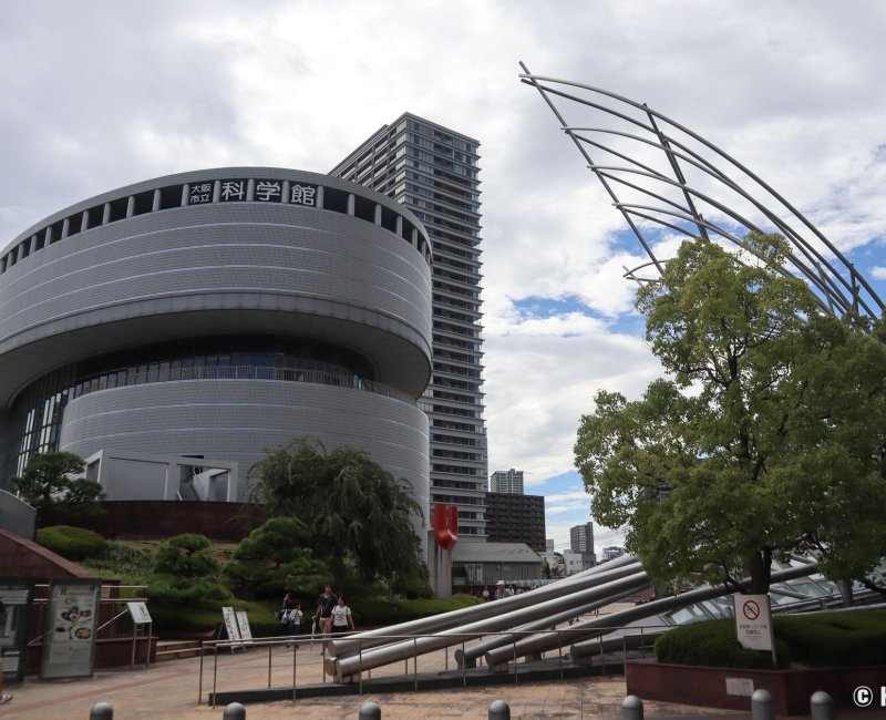 Musée des sciences d'Osaka, vue du bâtiment extérieur ainsi que du Musée national d'art 2 Musée des sciences d'Osaka, vue du bâtiment extérieur ainsi que du Musée national d'art 2